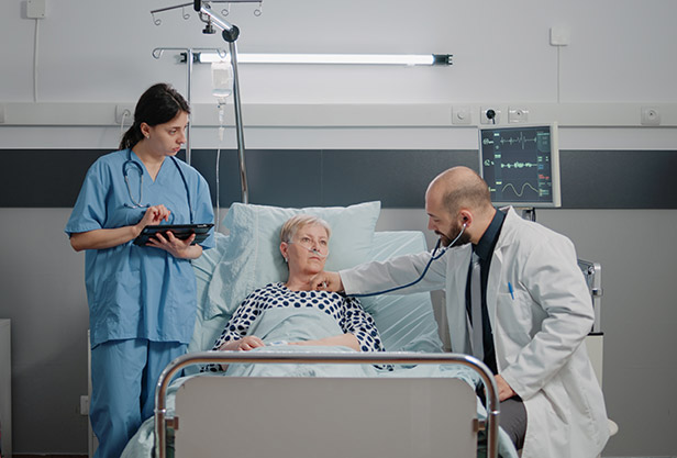 O Cinto de Contenção Simples de Mesa Cirúrgica garante segurança ao paciente na passagem da cama para poltrona hospitalar e cadeira de rodas.