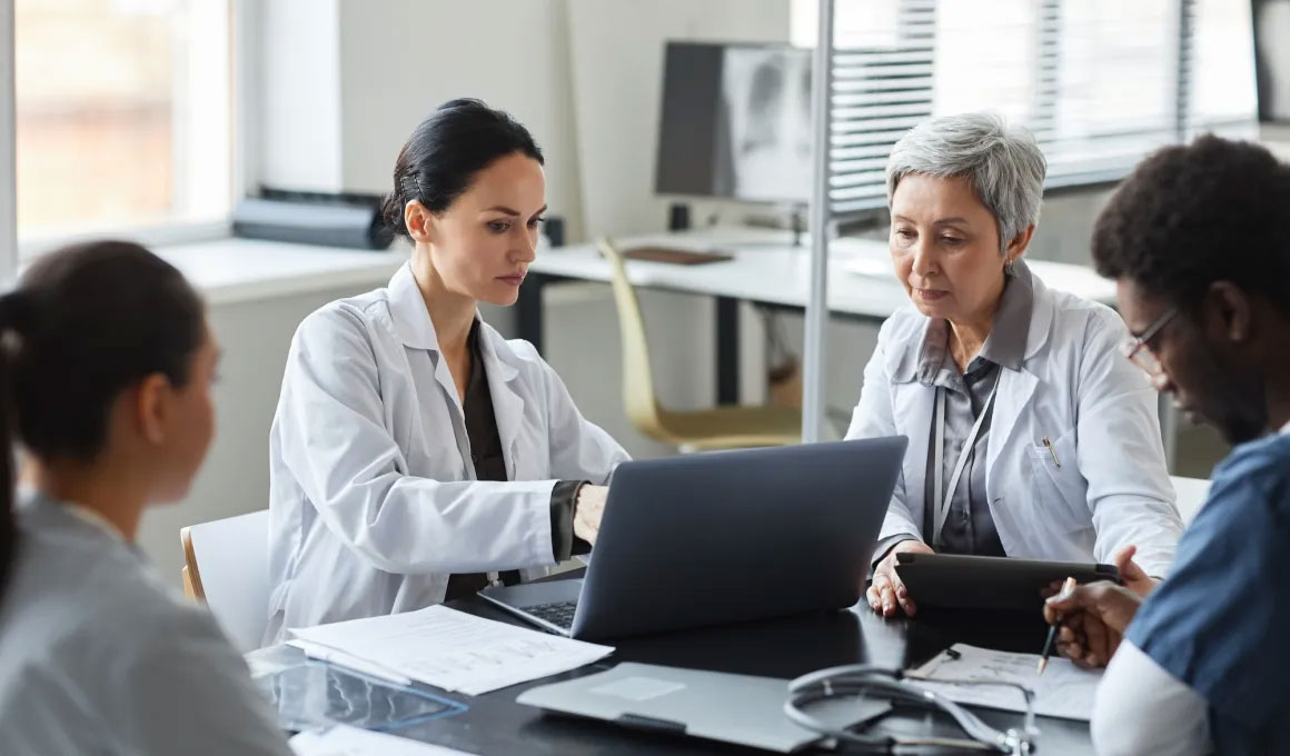 Equipe médica fazendo análises.