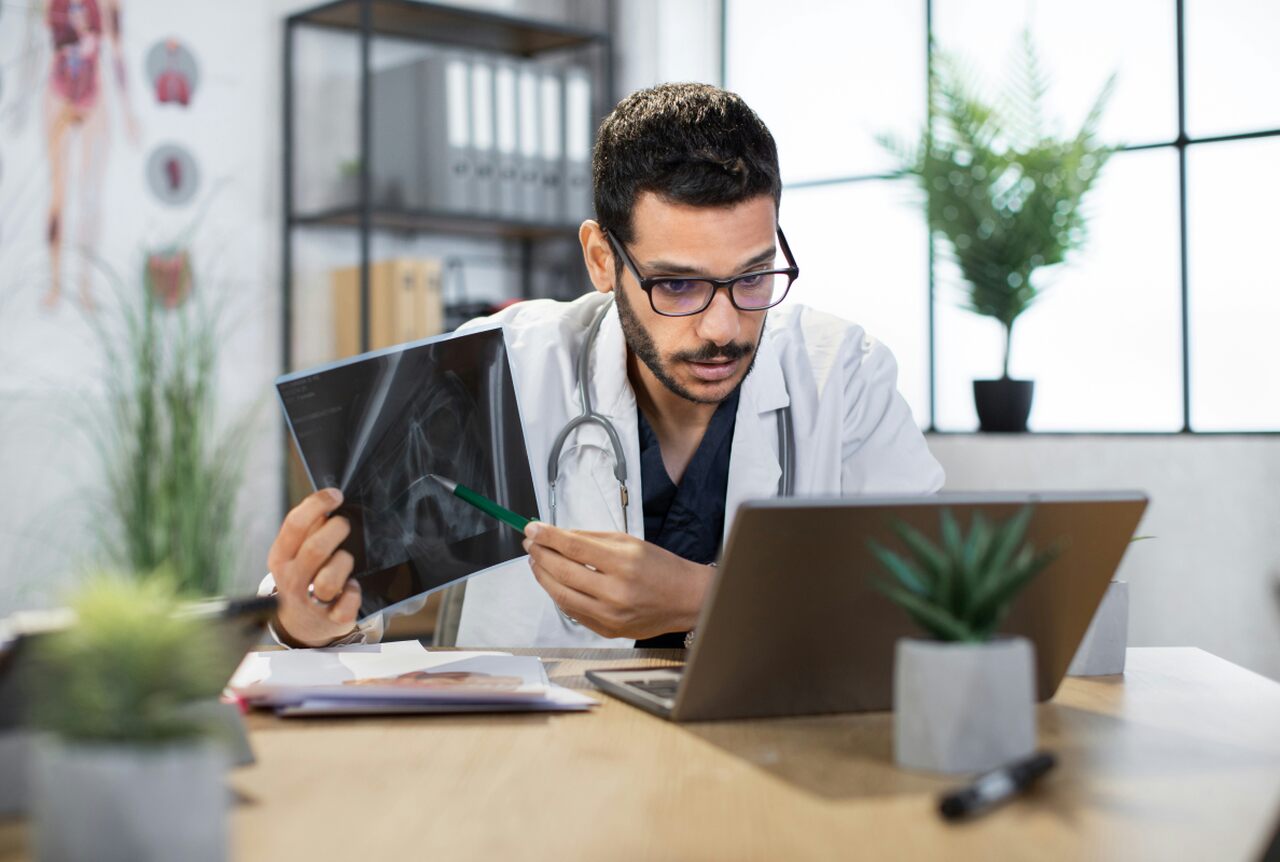 Médico atendendo online, por telemedicina.