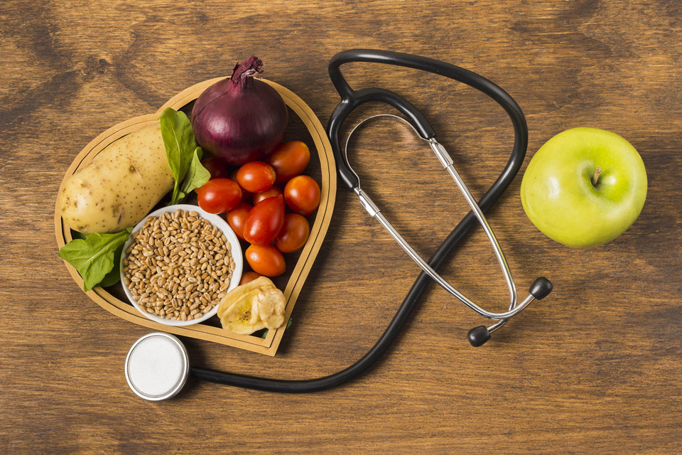 Diversos alimentos saudáveis em cima de uma mesa.