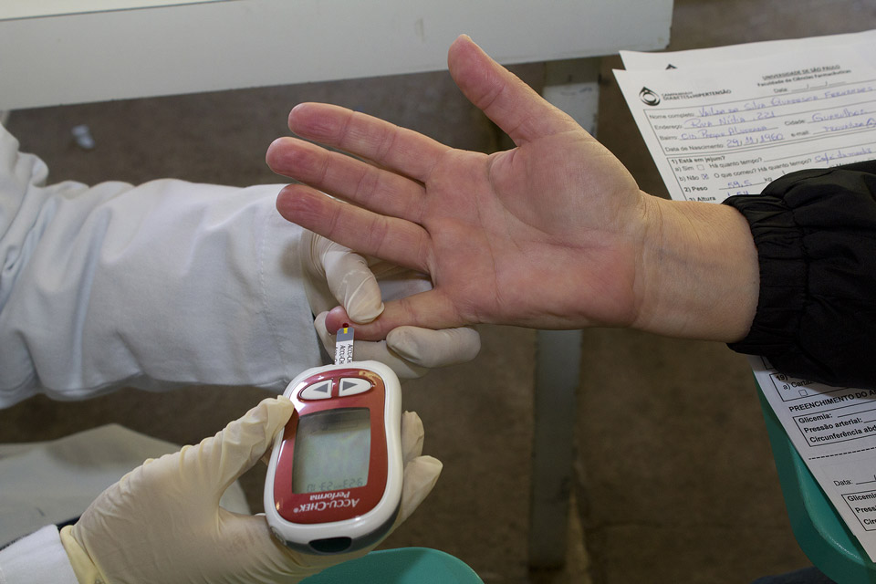 Profissional da saúde fazendo um exame de diabetes.