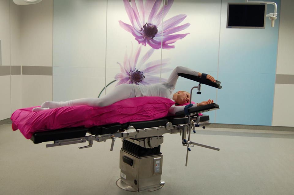 Mulher demonstrando o uso do VACUFORM 2.0 da CAM Medical.