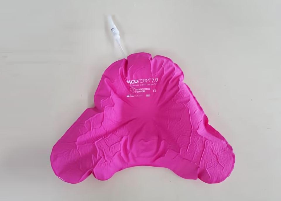 Posicionador cirúrgico odontológico VacuForm 2.0 da Cam Medical desinflado.