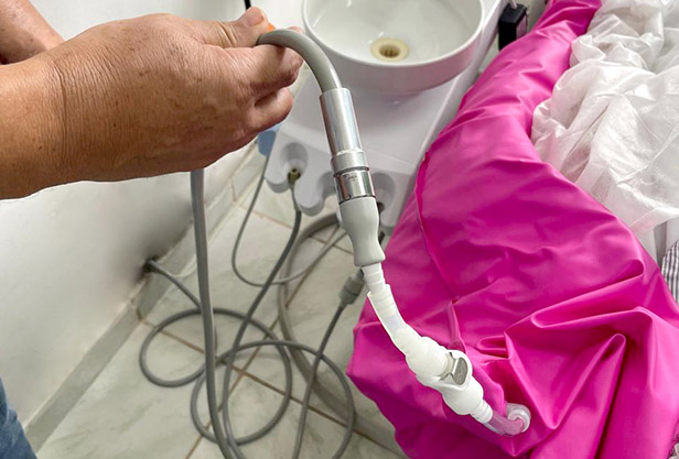 O dentista coloca o posicionador cirúrgico vacuform 2.0 na cadeira odontológica e com a bomba de vácuo retira um pouco do ar.