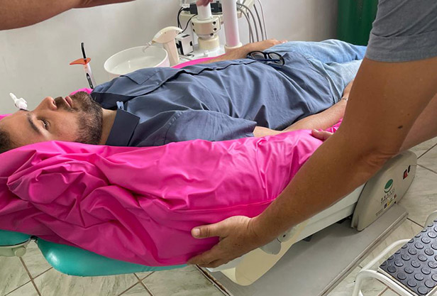 O paciente se senta e se acomoda no Posicionador Cirúrgico VacuForm 2.0.