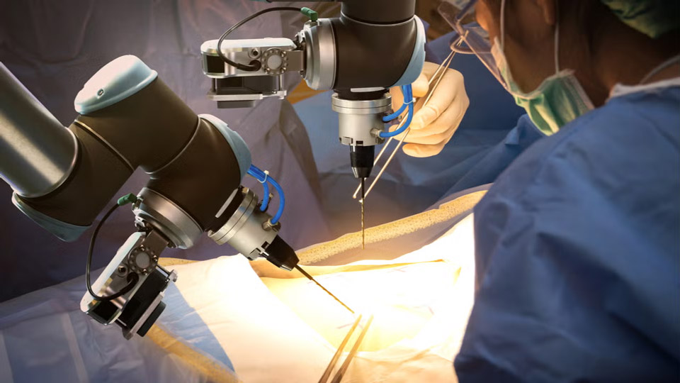 Médicos realizando uma cirurgia robótica.