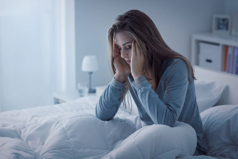 Mulher que não consegue dormir a noite.