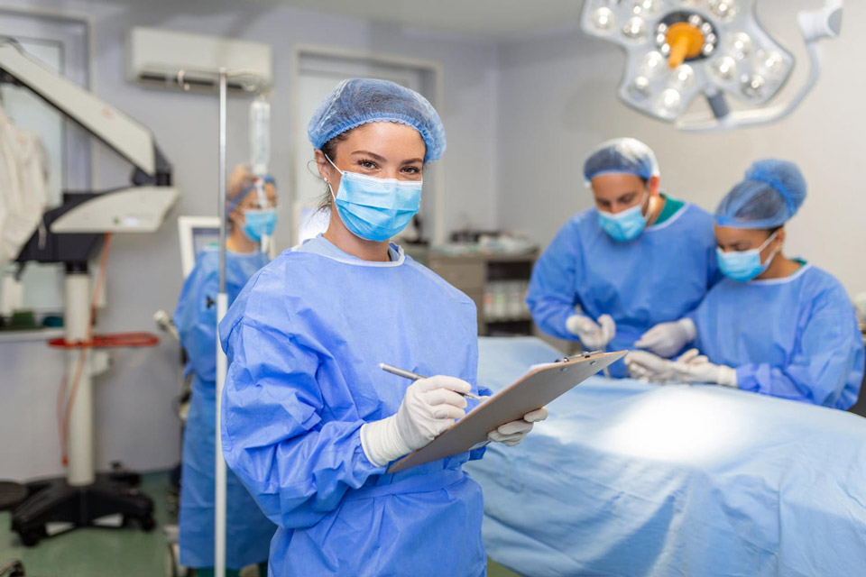 Médica e equipe de cirurgiões.