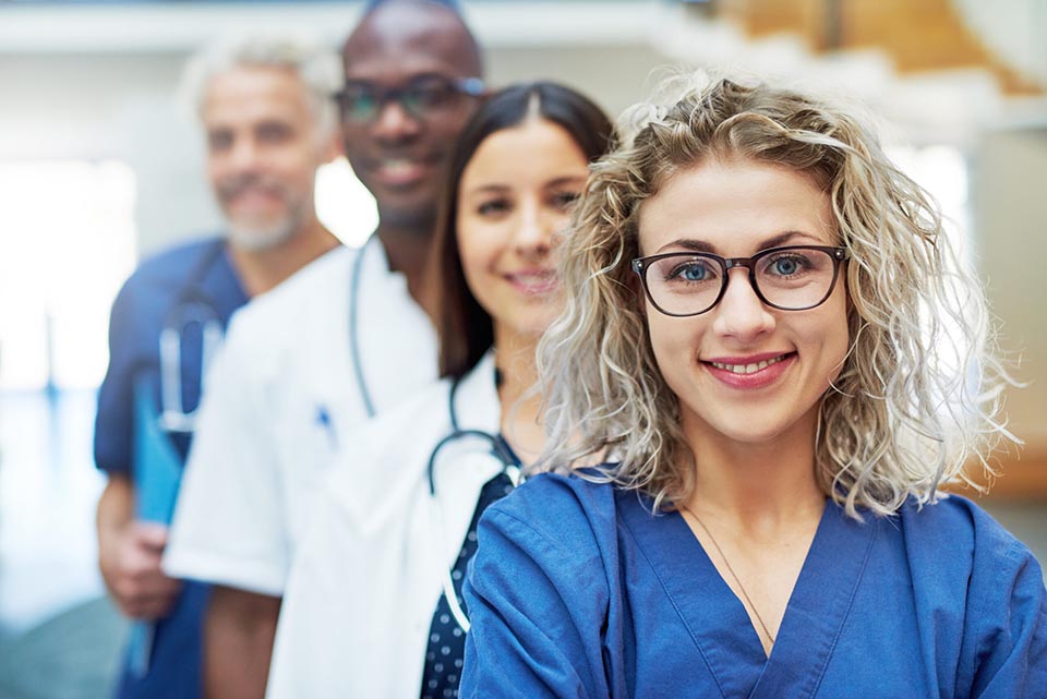 Equipe médica multi étnica.